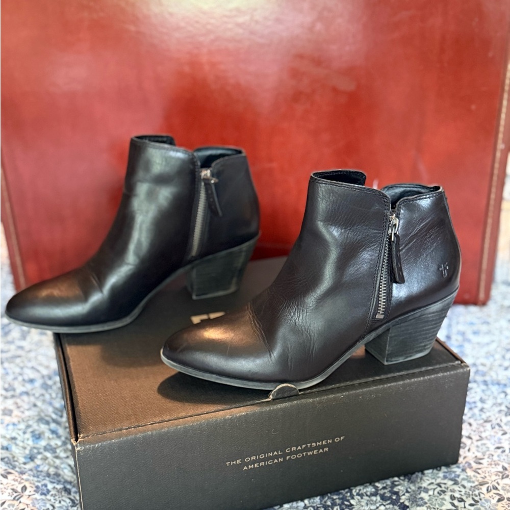 🔥 Frye Black Leather Booties – Size 8M 🔥
💥 Like New • Premium Leather 💥